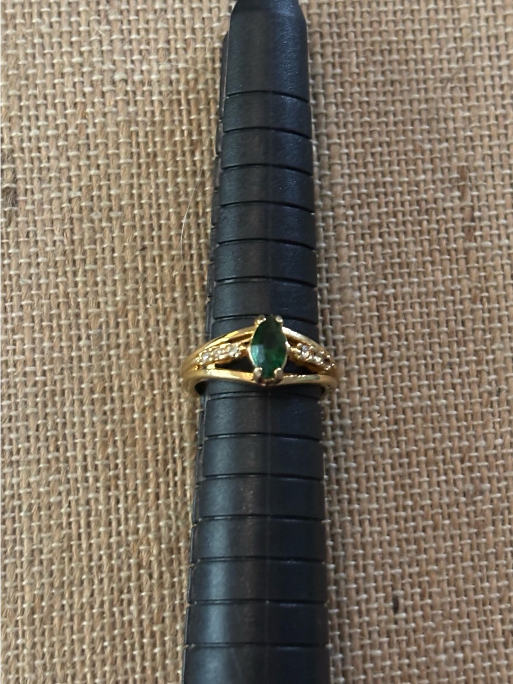 Gold Tone faux emerald center stone Sz 4.5